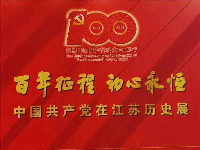 她是外交部冷艳翻译官，人称“冰美人”，不苟言笑神似赵薇